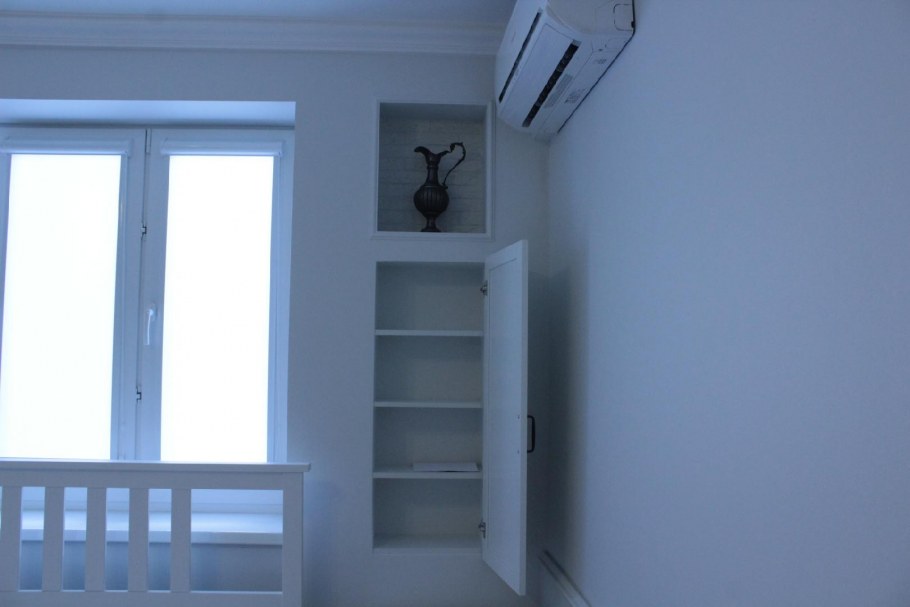 Ниша в стене у окна