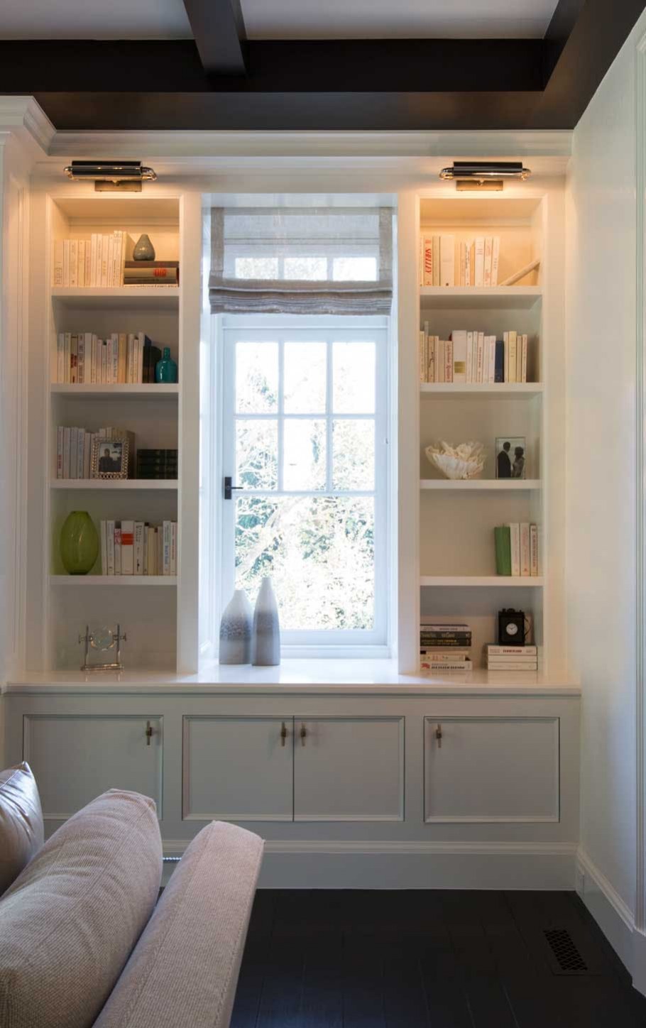 Полки в оконном проеме