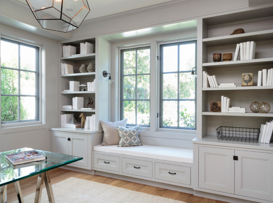 Шкаф вокруг окна