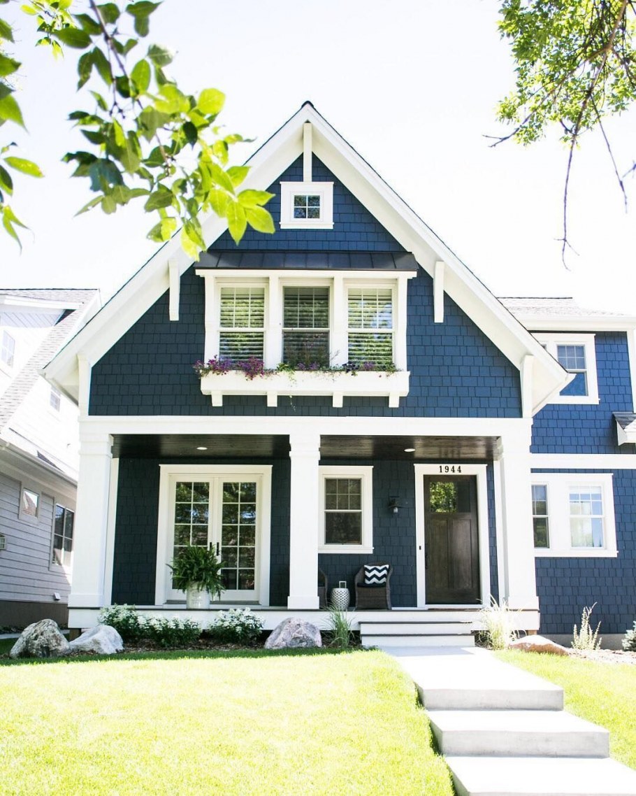 Дом с голубым фасадом