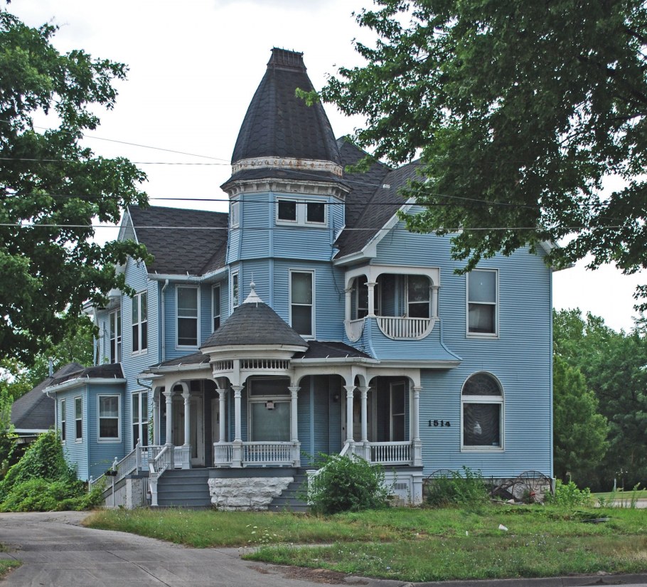 Синий дом с коричневой крышей