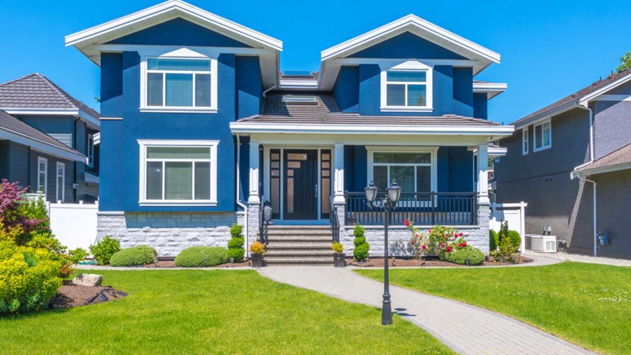 Дом синего цвета