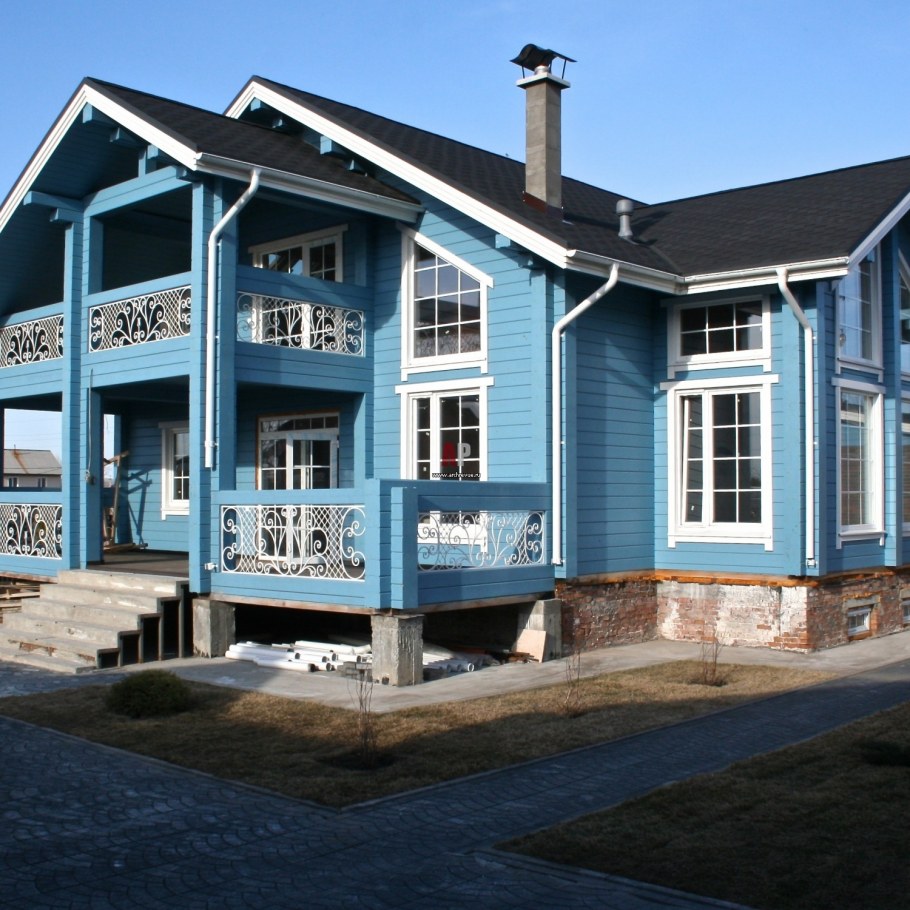 Деревянный дом голубого цвета