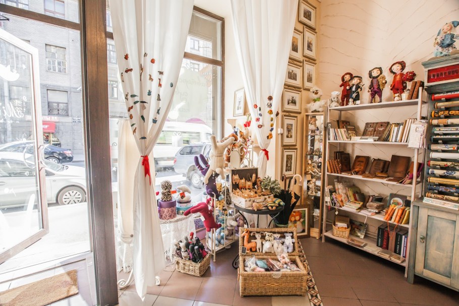 Интерьер магазина сувениров