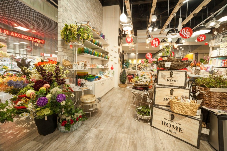 Интерьер зала с натяжным потолком