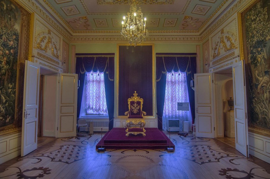 Аванзал Петергофский дворец