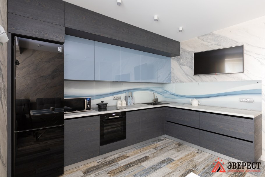 Угловая кухня с антресолями