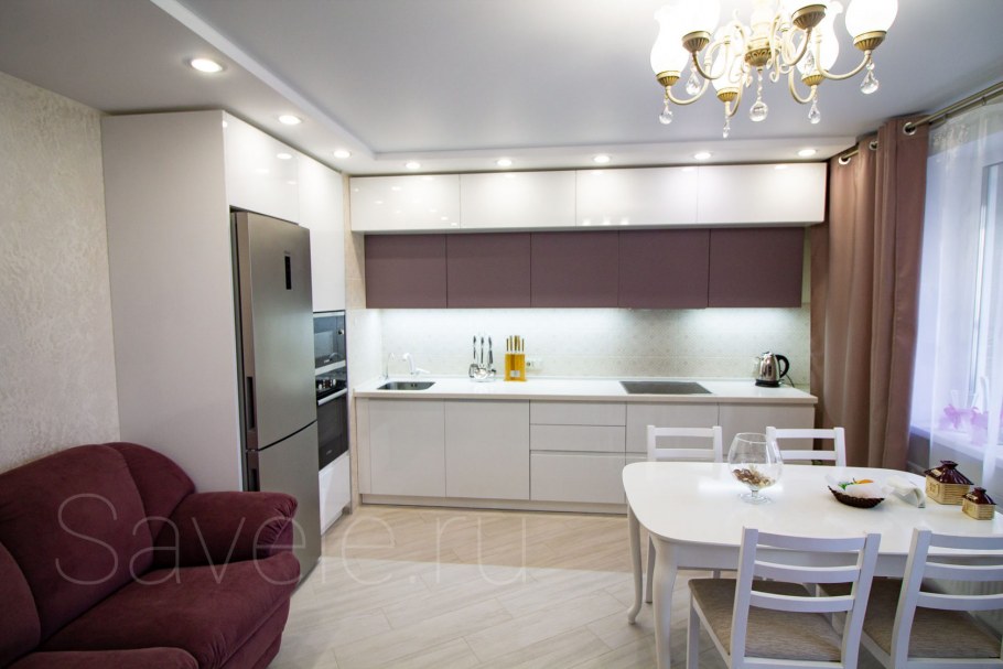 Кухни с антресолью светлых тонов