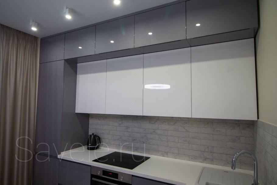 Кухня с антресолью под потолок