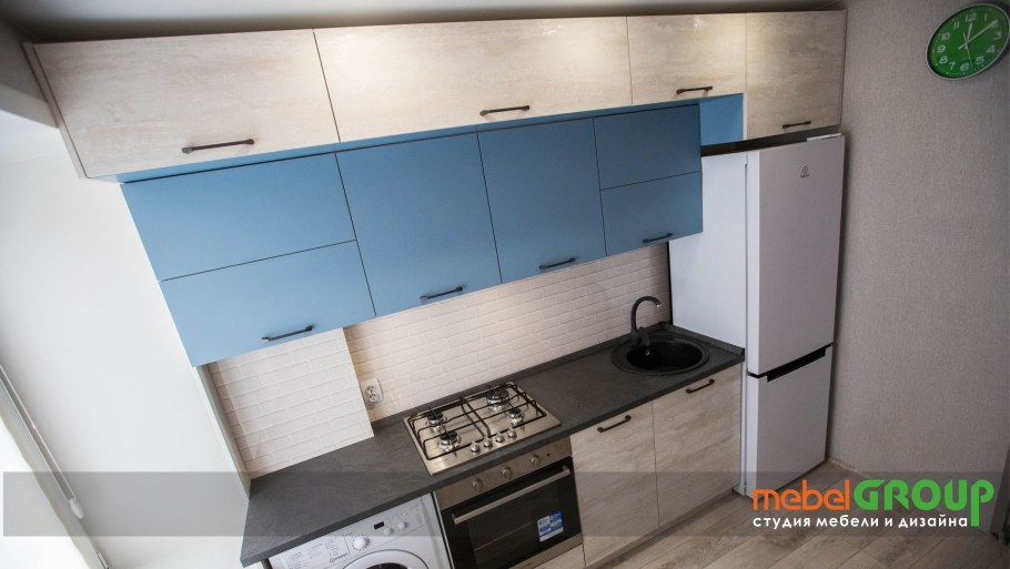 Кухонный гарнитур прямой с антресолью