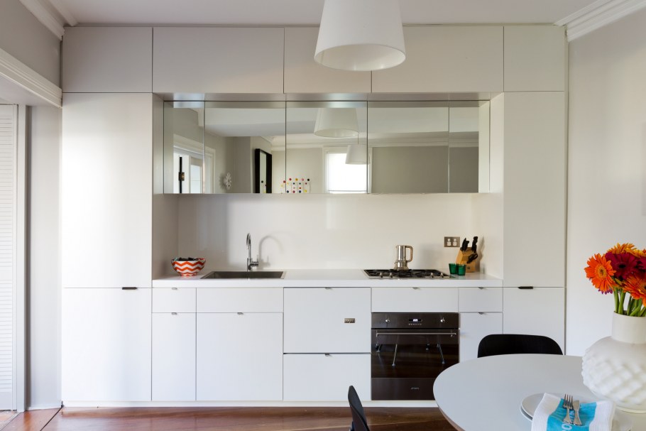 Зеркальный шкаф на кухне