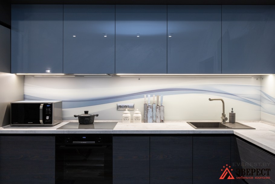 Кухни с антресолями до потолка угловые