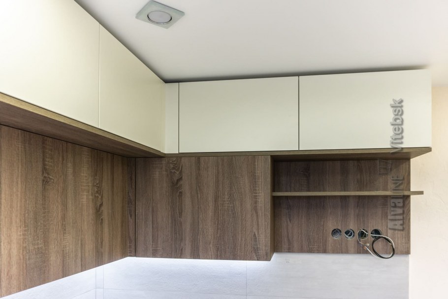 Кухни с антресолями без ручек