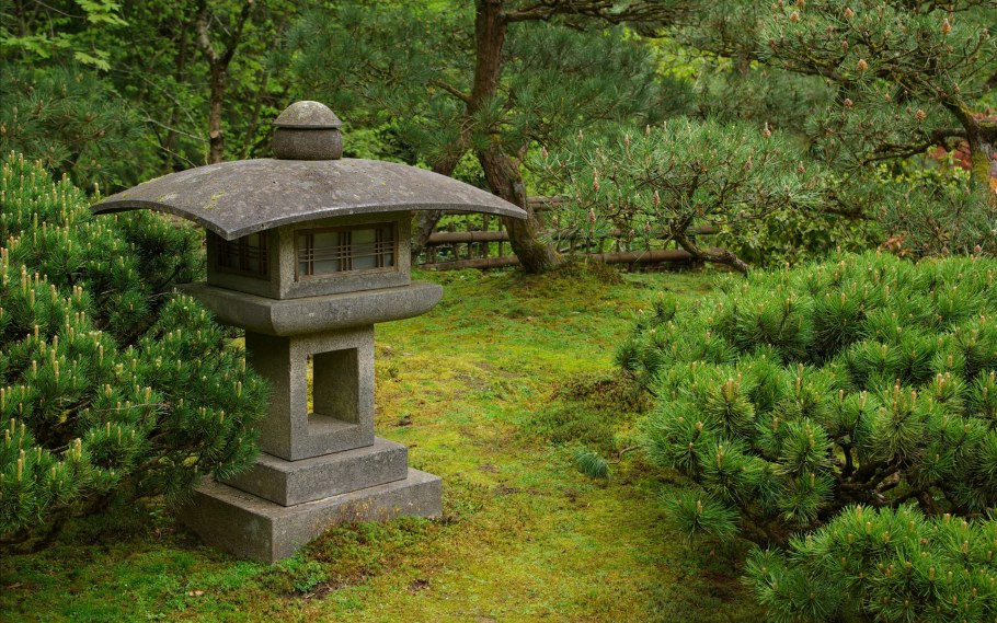Каменная пагода в японском саду