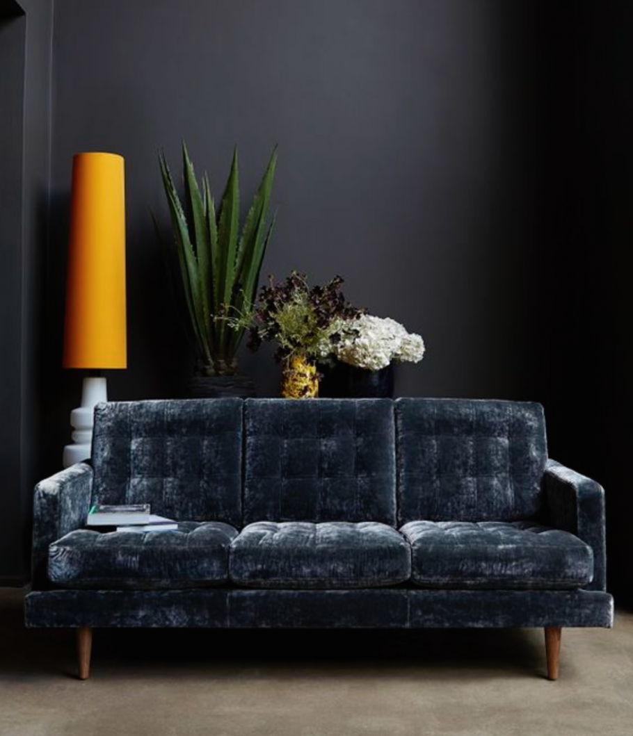 Бархатный диван в интерьере