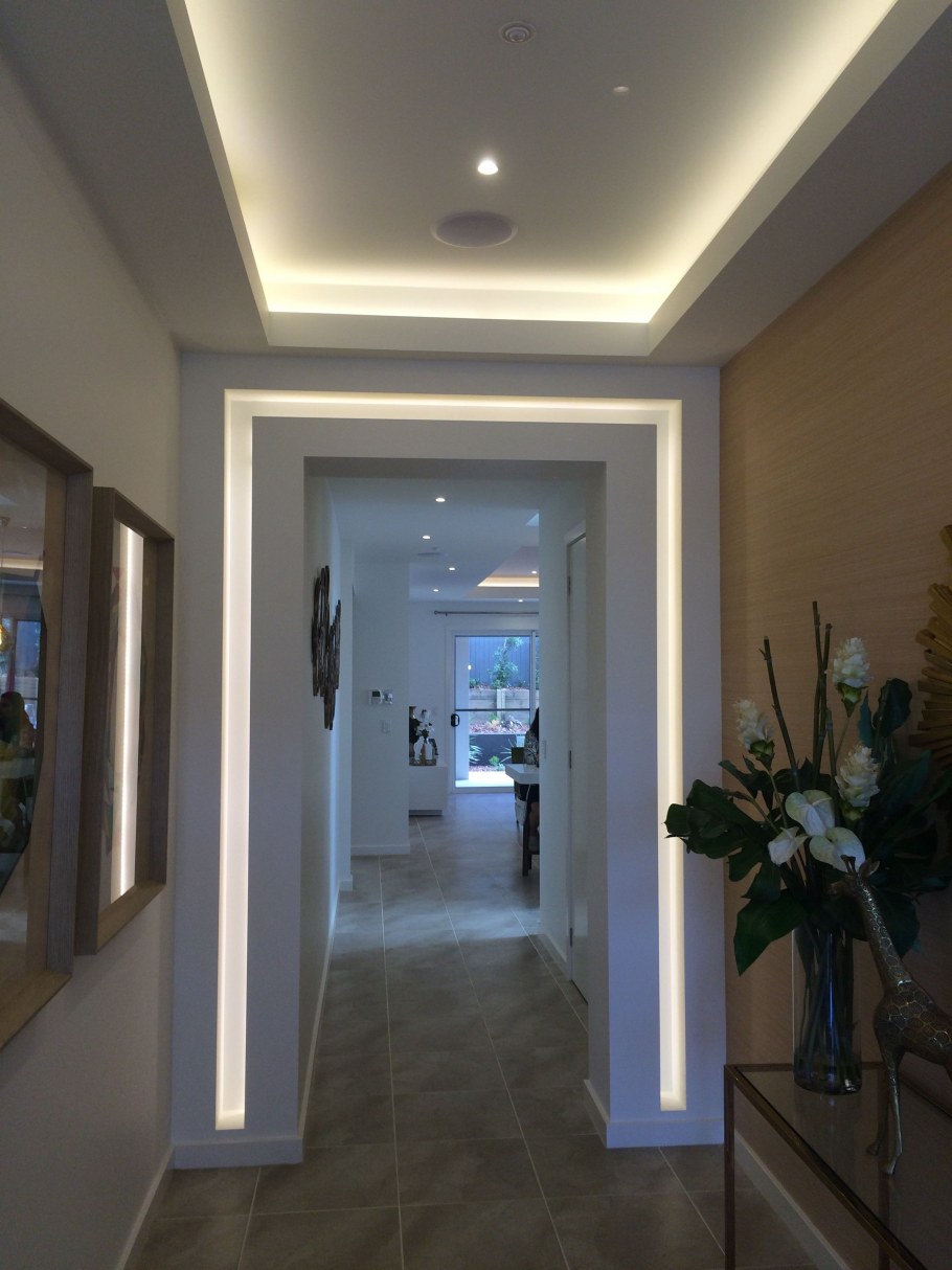 Натяжные потолки в зал в стиле арт деко