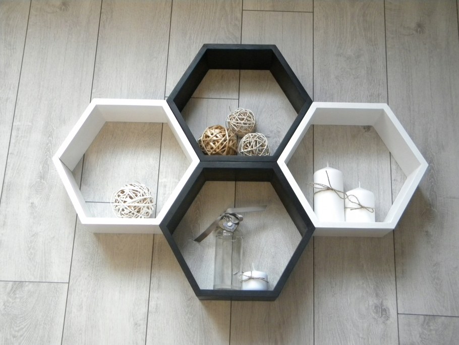 Полки в форме сот