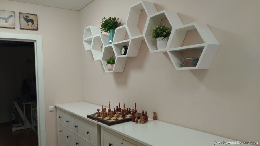 Полки соты с мхом в интерьере