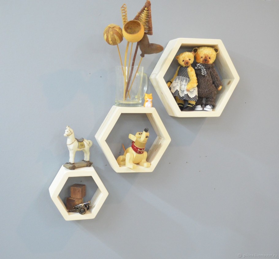 Полки в виде сот