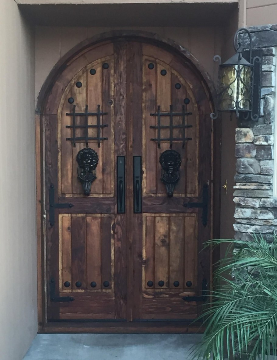 Двойная старинная дверь