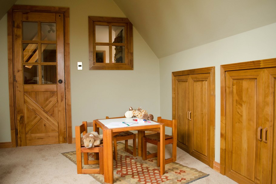 Деревянные межкомнатные двери в стиле фахверк