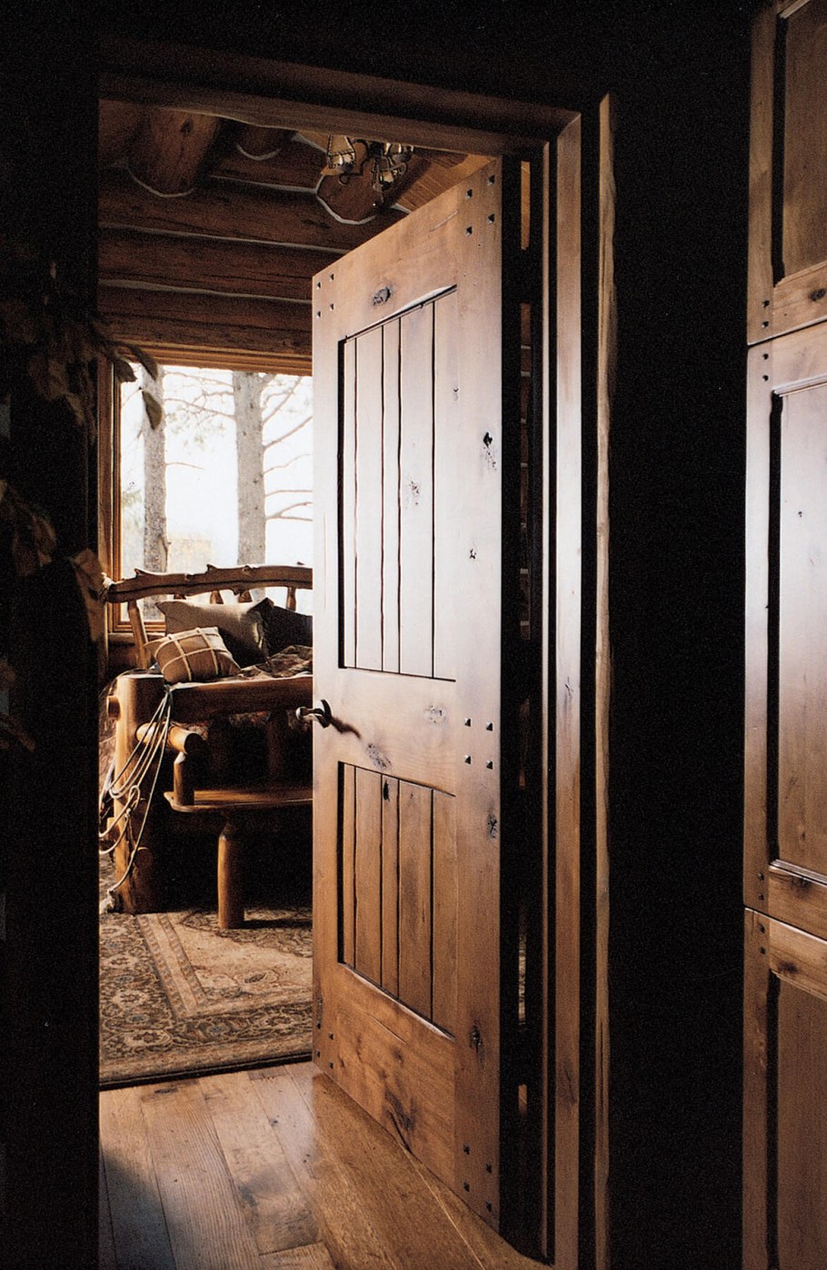 Оригинальные деревянные двери