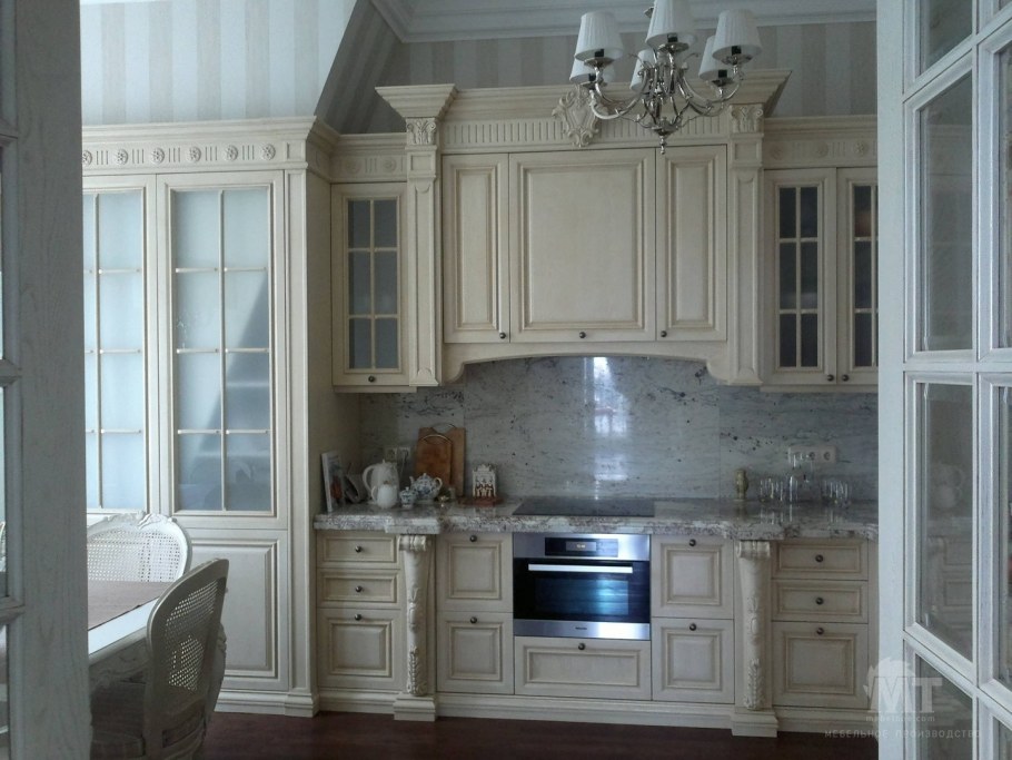 Белая кухня с резными элементами