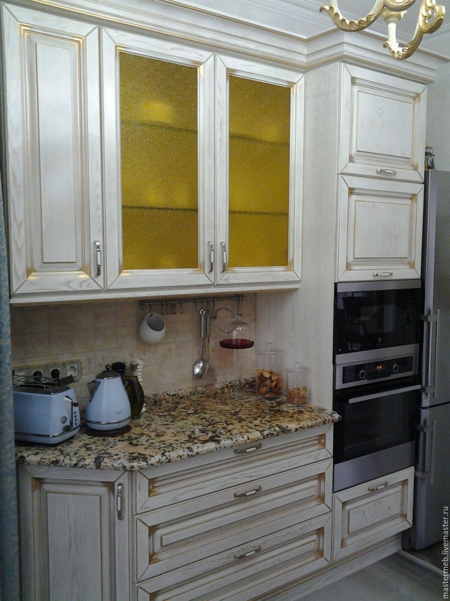 Кухня с резьбой