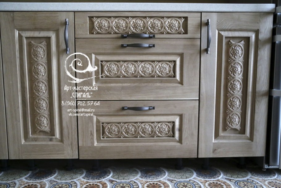 Кухня из дуба с резьбой