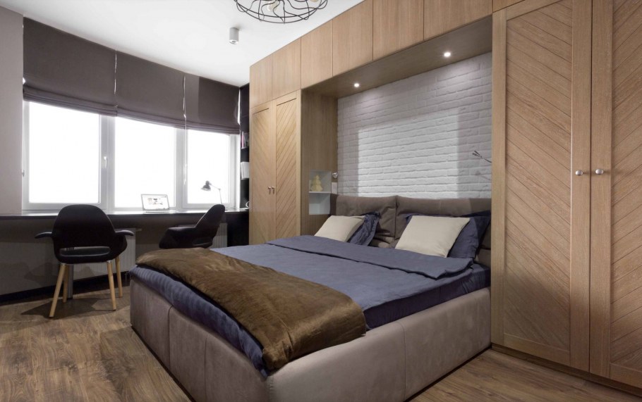 Спальня кровать в нише из шкафов