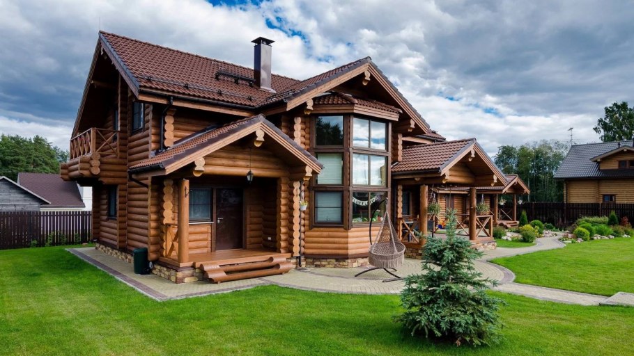 Красивый деревянный домик