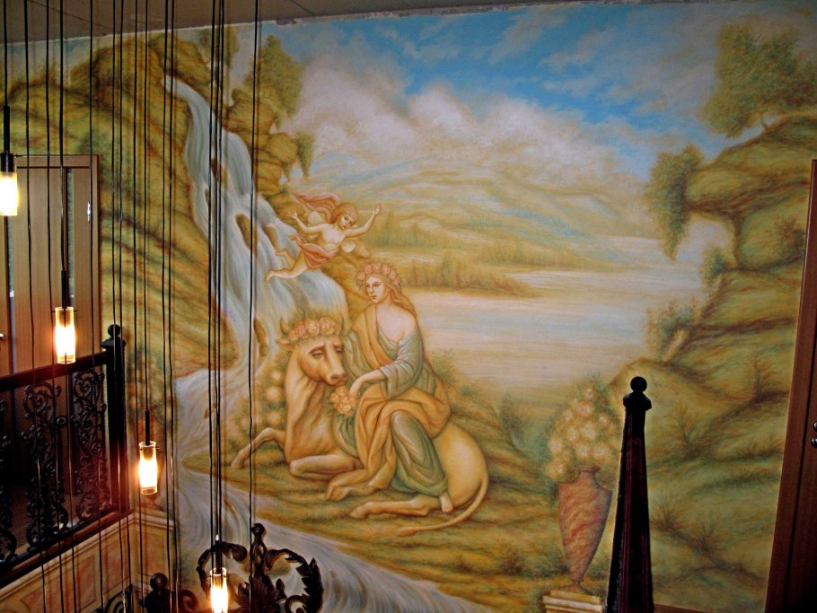 Фрески в интерьере гостиной