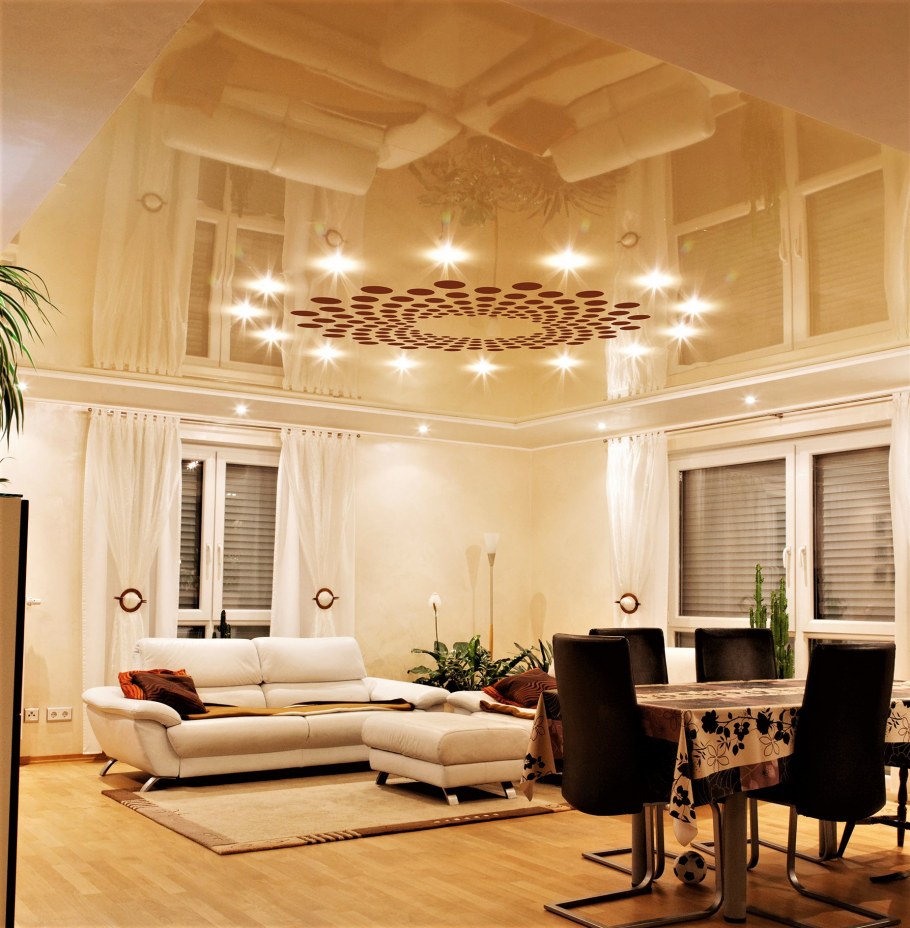 Бежевый глянцевый натяжной потолок