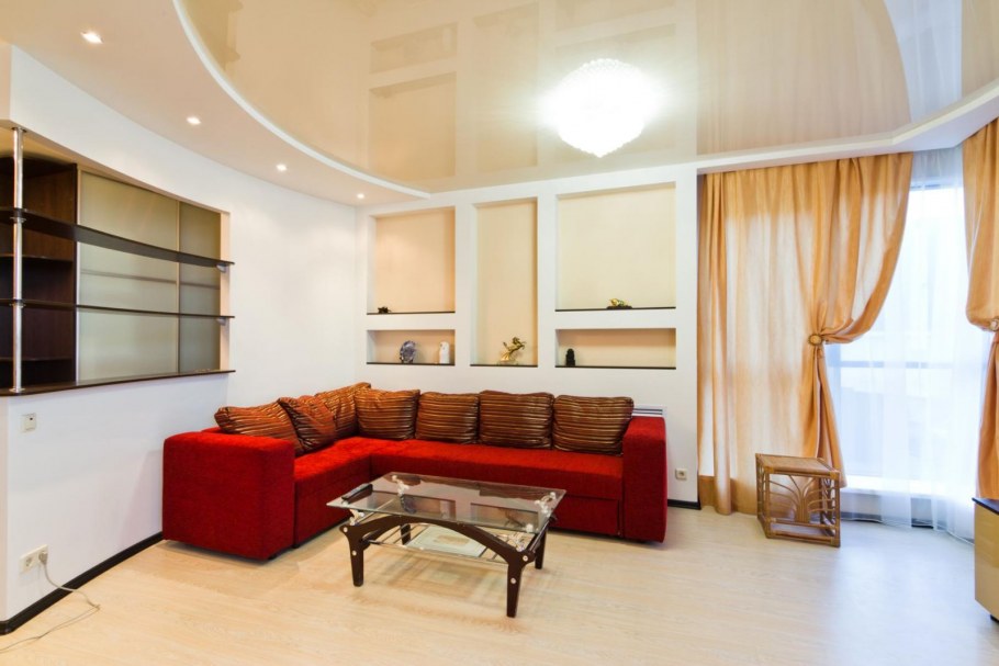 Натяжной потолок в гостиной