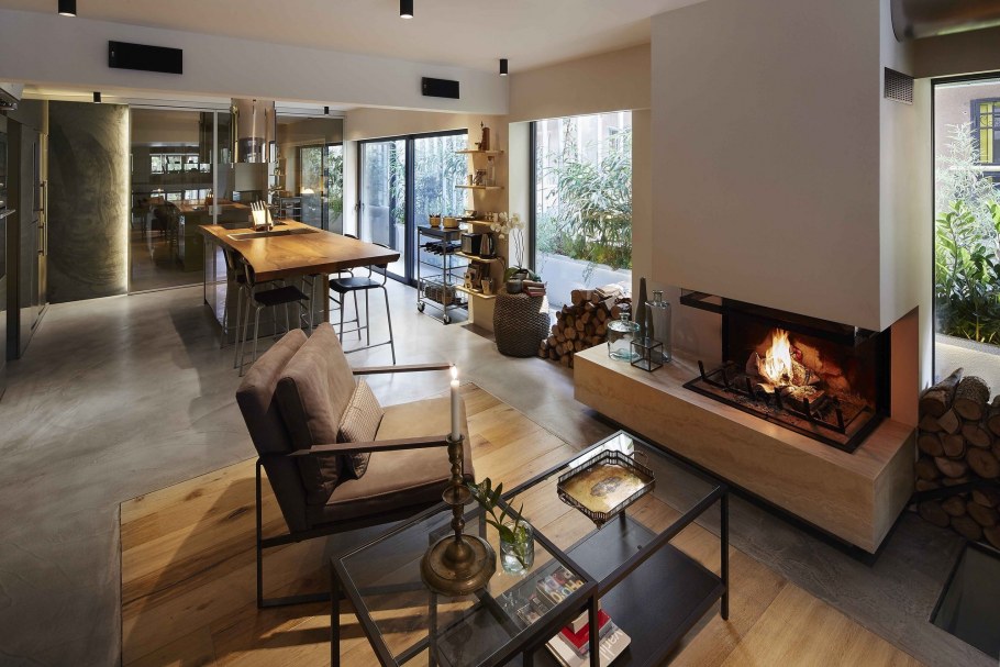 Просторная гостиная с камином