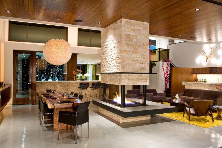 Камин в центре кухни-гостиной