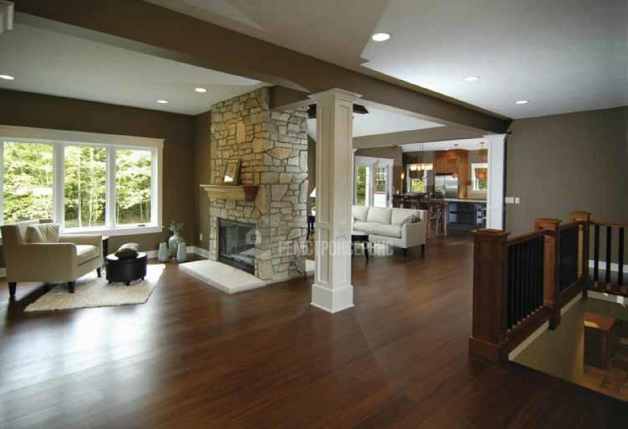 Кирпичный камин в центре гостиной