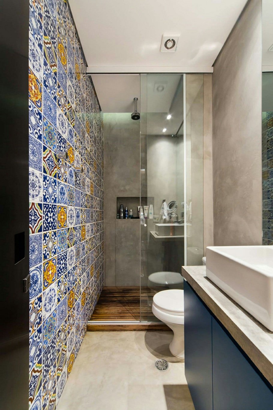 Стильная узкая ванная