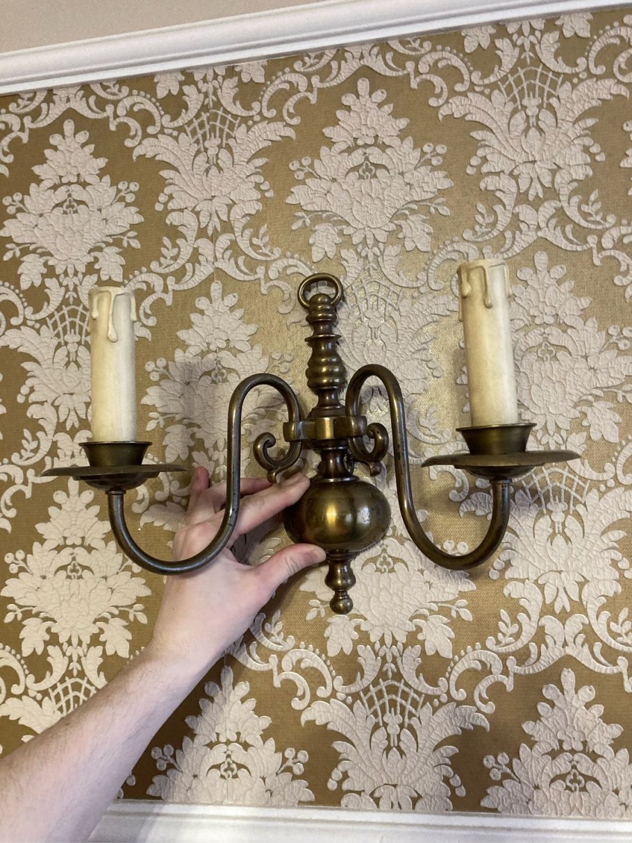 Старинные бра на стене антиквариат