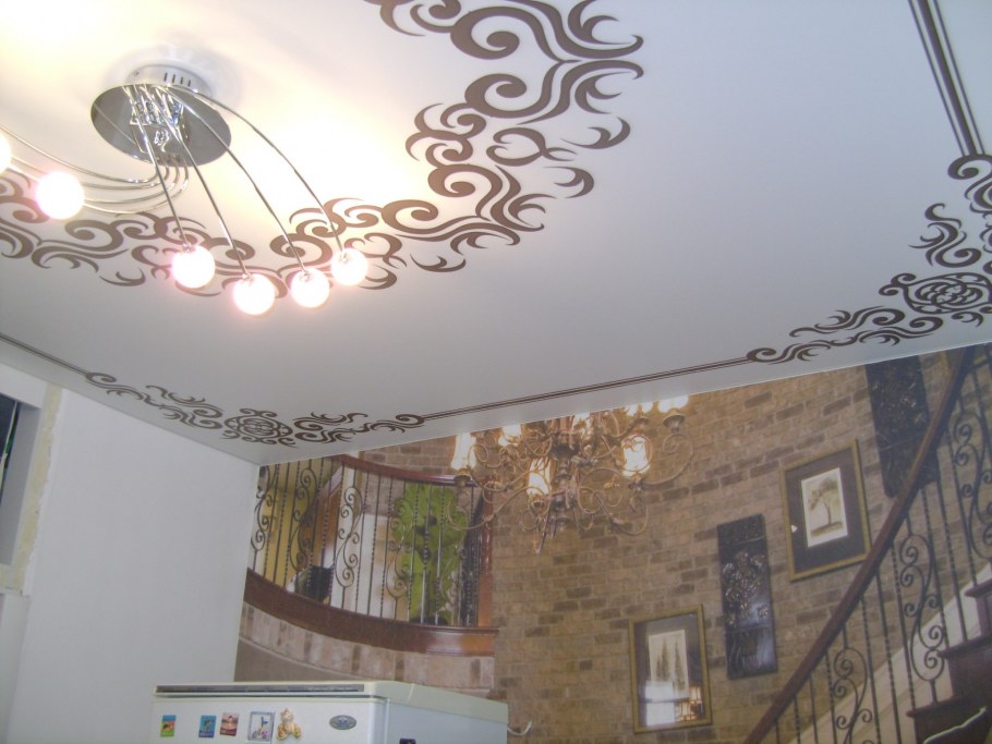 Натяжные потолки с орнаментом
