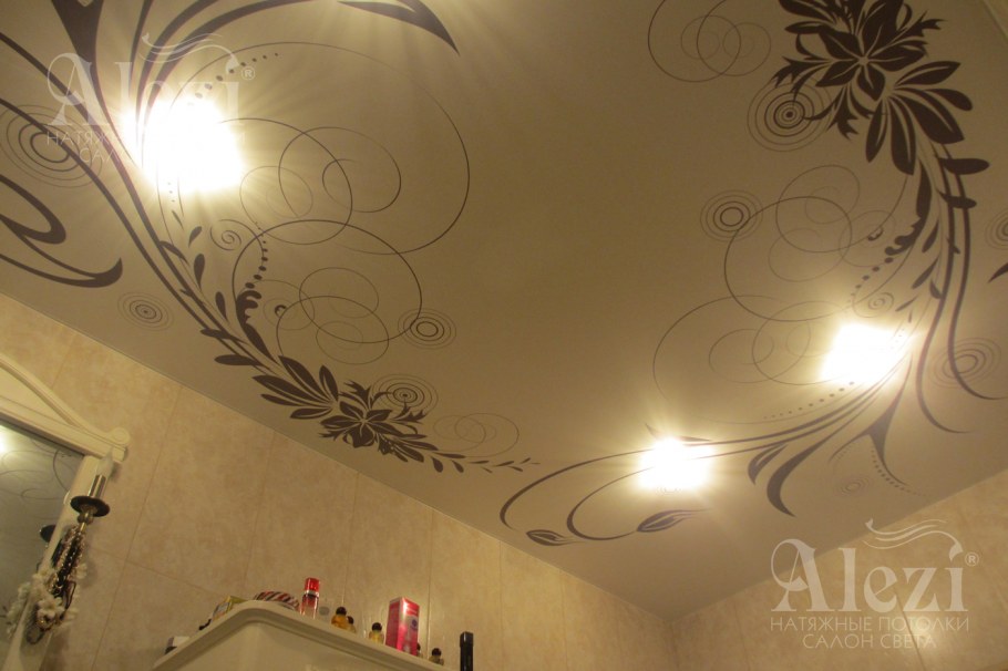 Бежевый потолок с орнаментом