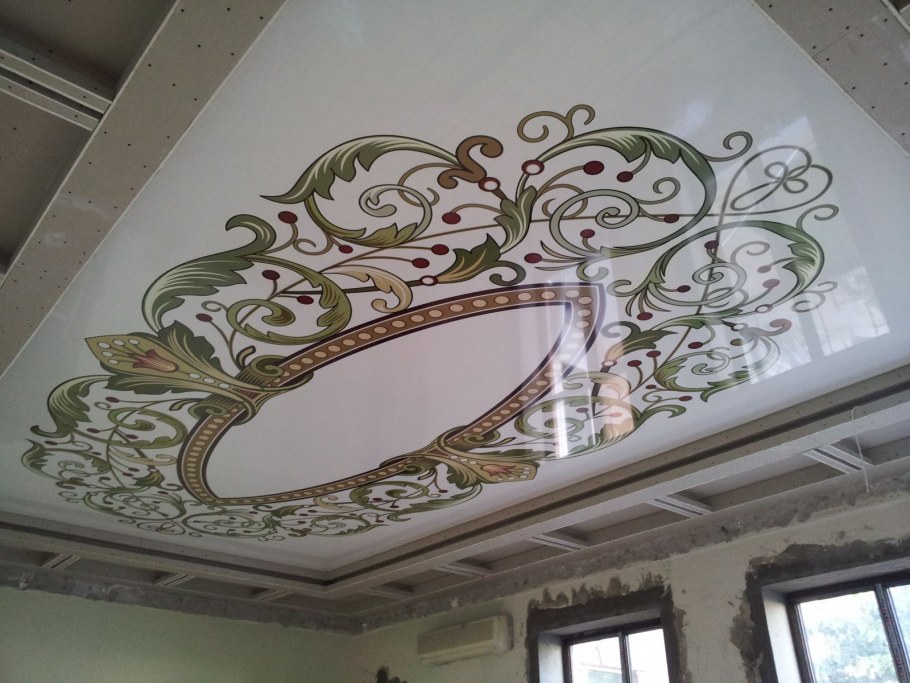 Натяжные потолки с орнаментом