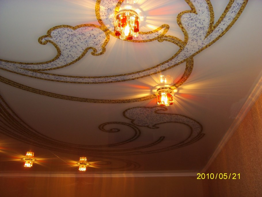 Натяжной потолок с золотистым рисунком