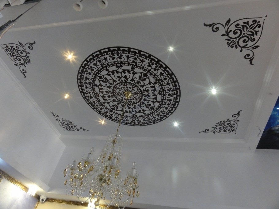 Натяжные потолки с узорами