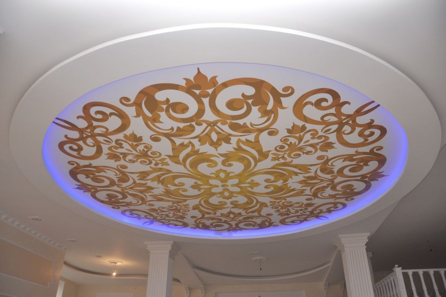Орнамент на потолке