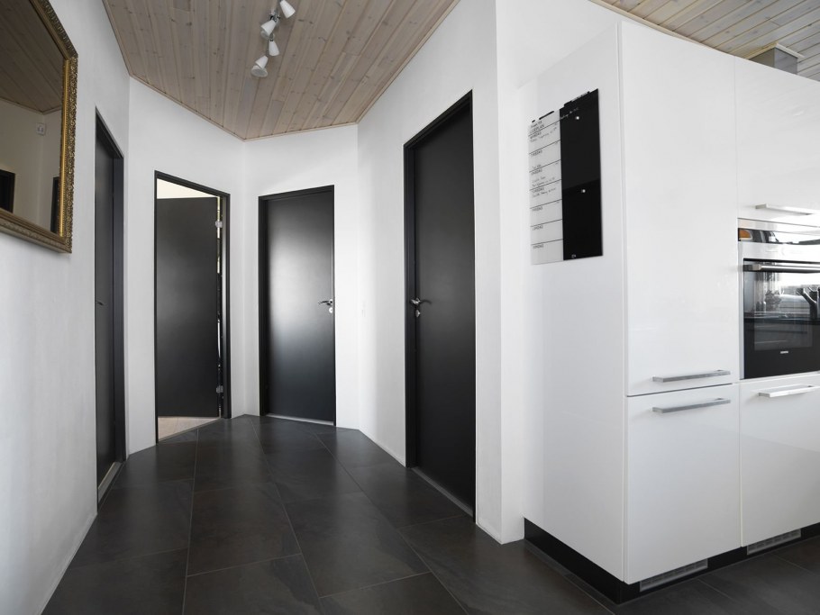 Черный плинтус в интерьере