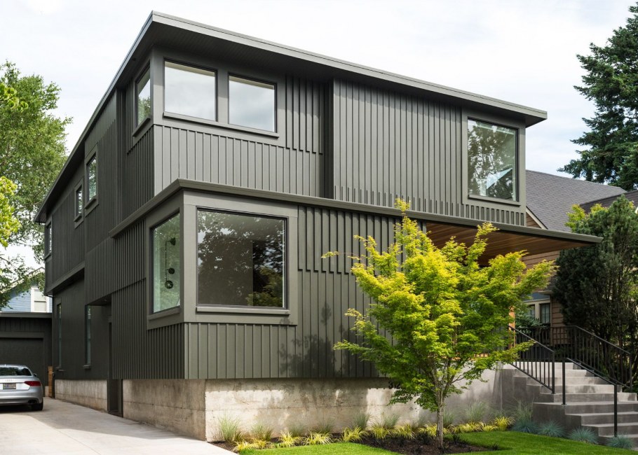 Каркасный дом с зеленой крышей