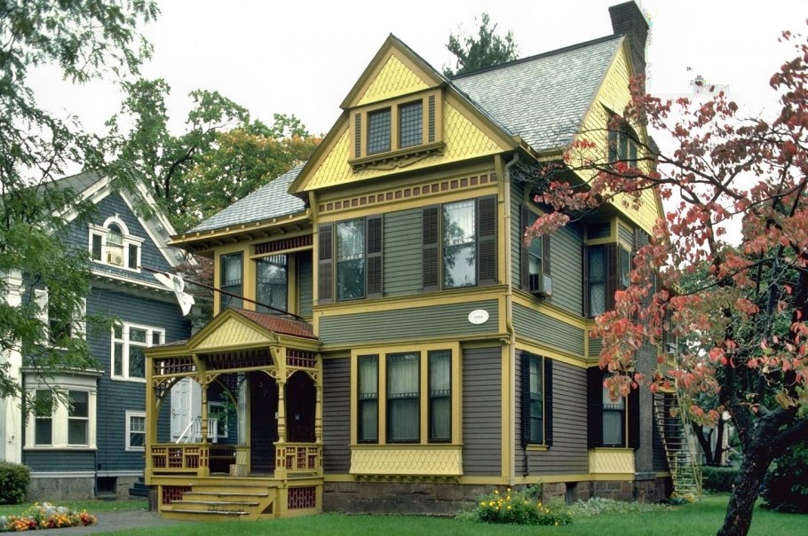 Зеленый фасад деревянного дома