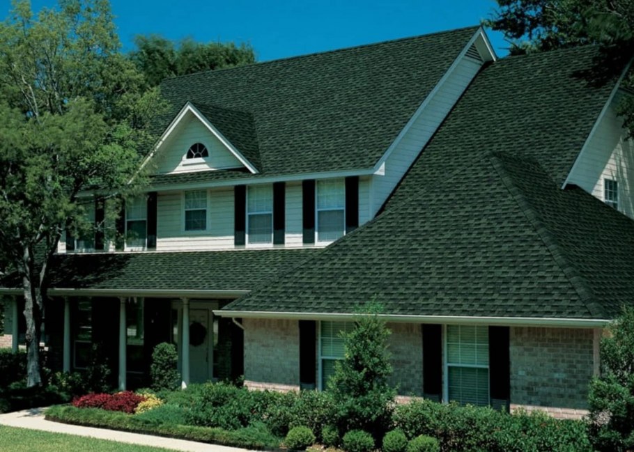 Фасад дома с зеленой крышей