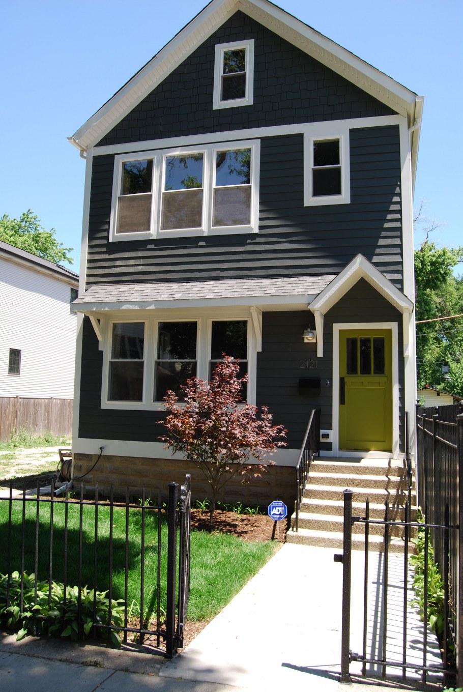 Фасад дома оливкового цвета